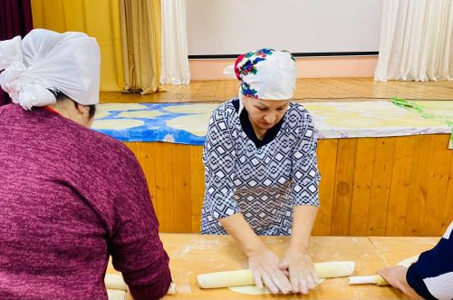 В Бурметьевском сельском поселении приготовили домашнюю лапшу для участников СВО