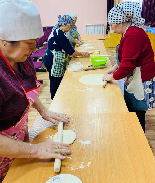 В Бурметьевском сельском поселении приготовили домашнюю лапшу для участников СВО