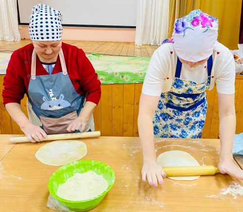 В Бурметьевском сельском поселении приготовили домашнюю лапшу для участников СВО