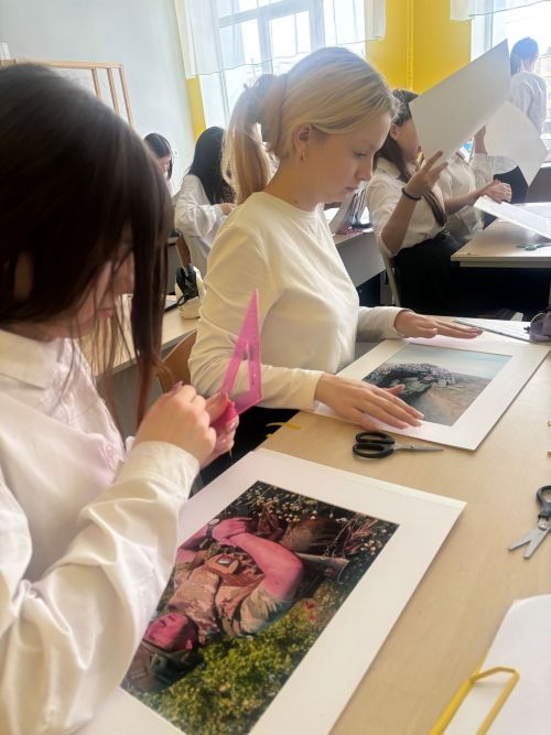 Школьники Нурлата помогают участникам СВО в подготовке фотовыставки