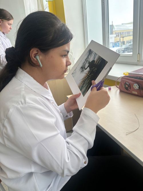 Школьники Нурлата помогают участникам СВО в подготовке фотовыставки