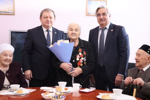 В Нурлате вручили медали в честь 80-летия Победы участнику войны и труженикам тыла