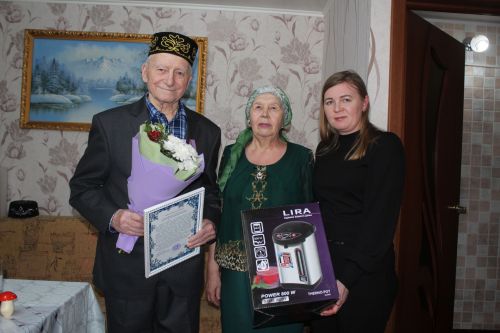 Ветеран спорта города Нурлат Марат Литфуллин отмечает 90-летний юбилей