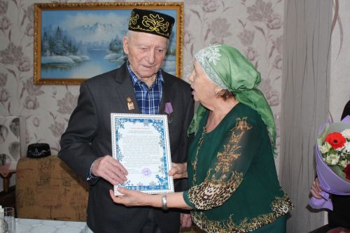 Ветеран спорта города Нурлат Марат Литфуллин отмечает 90-летний юбилей