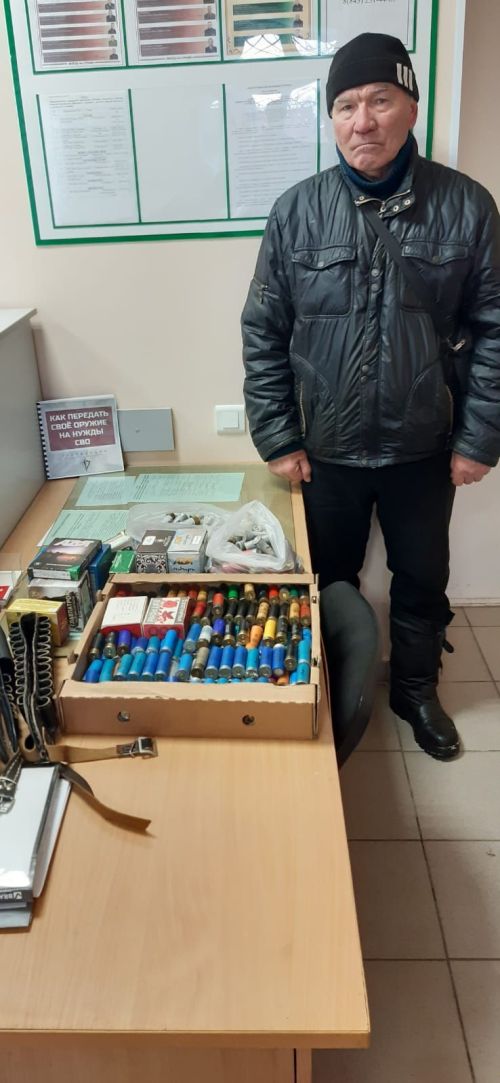 Охотники из Нурлата передали 500 патронов для нужд специальной военной операции