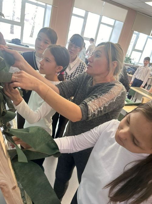 Школьники села Якушкино плетут маскировочные сети для СВО – помощь фронту