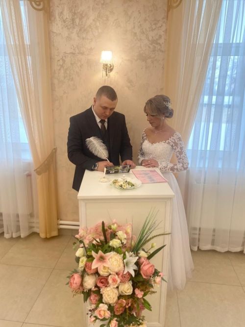 Молодожены Нурлата поддержали бойцов открытками в День защитника Отечества