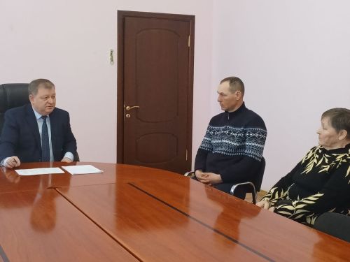 Дамир Ишкинеев провел прием граждан: в Нурлатском районе решаются вопросы благоустройства, жилья и инфраструктуры