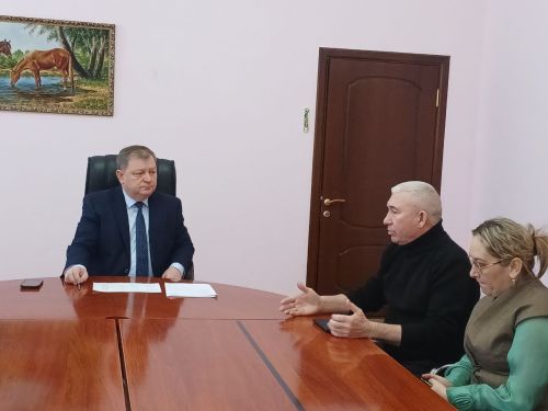 Дамир Ишкинеев провел прием граждан: в Нурлатском районе решаются вопросы благоустройства, жилья и инфраструктуры