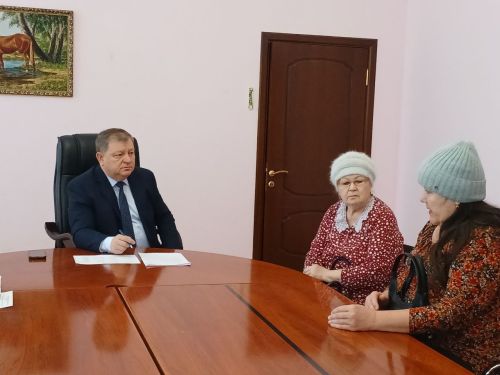 Дамир Ишкинеев провел прием граждан: в Нурлатском районе решаются вопросы благоустройства, жилья и инфраструктуры