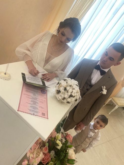 Молодожены Нурлата поддержали бойцов открытками в День защитника Отечества