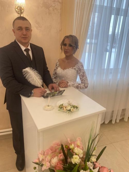 Молодожены Нурлата поддержали бойцов открытками в День защитника Отечества