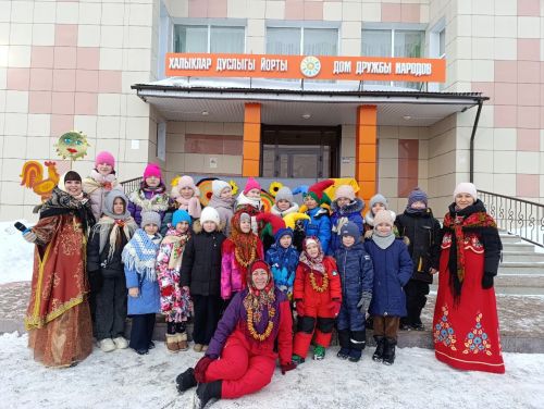 Коллектив  Дома Дружбы народов организовал для юных жителей микрорайона сахароваров масленичные гуляния