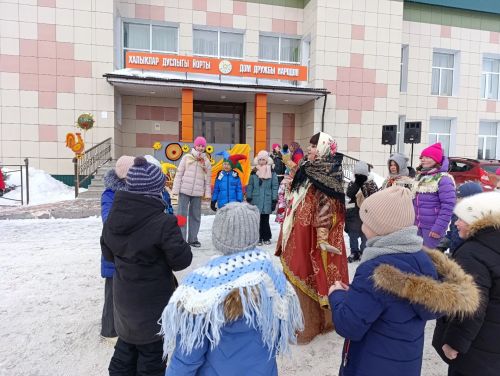 Коллектив  Дома Дружбы народов организовал для юных жителей микрорайона сахароваров масленичные гуляния