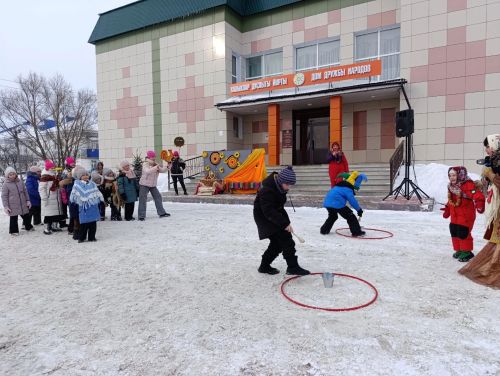 Коллектив  Дома Дружбы народов организовал для юных жителей микрорайона сахароваров масленичные гуляния