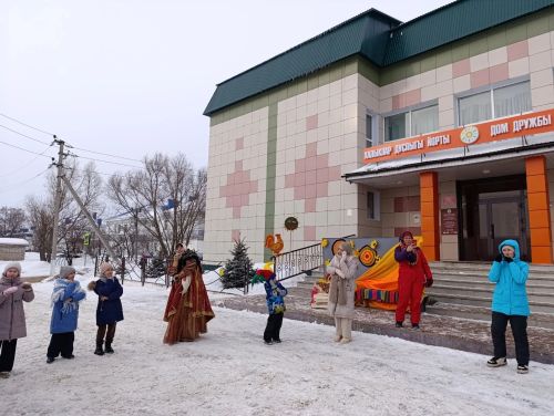 Коллектив  Дома Дружбы народов организовал для юных жителей микрорайона сахароваров масленичные гуляния