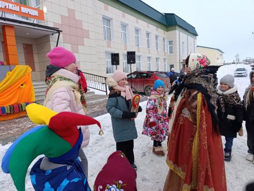 Коллектив  Дома Дружбы народов организовал для юных жителей микрорайона сахароваров масленичные гуляния