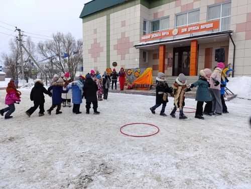 Коллектив  Дома Дружбы народов организовал для юных жителей микрорайона сахароваров масленичные гуляния