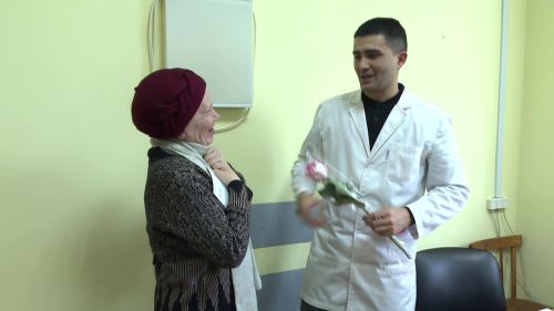 Татьяна Соловьева  подарила врачу-онкологу розу
