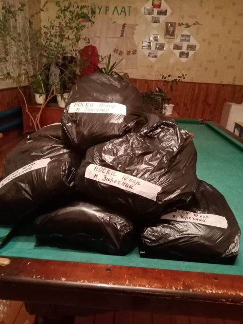 Более 600 пар шерстяных носков бойцам связали  женщины поселка Заречный