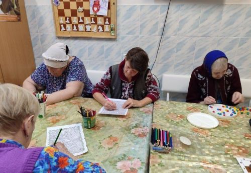 Жители Нурлатского дома престарелых борются со стрессом с помощью рисования