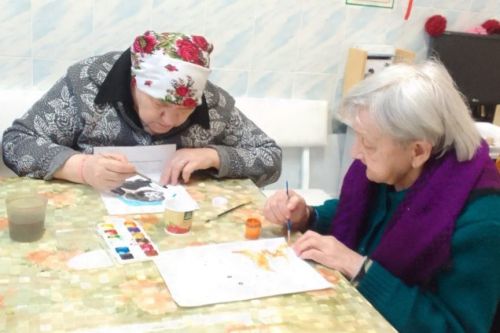 Жители Нурлатского дома престарелых борются со стрессом с помощью рисования