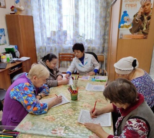 Жители Нурлатского дома престарелых борются со стрессом с помощью рисования