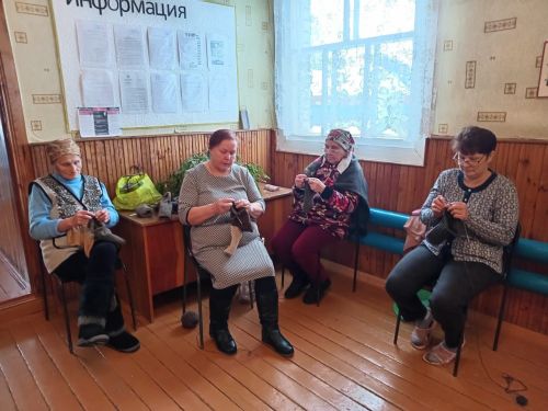Более 600 пар шерстяных носков бойцам связали  женщины поселка Заречный