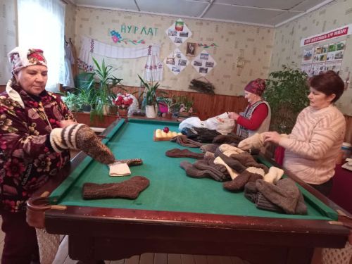 Более 600 пар шерстяных носков бойцам связали  женщины поселка Заречный