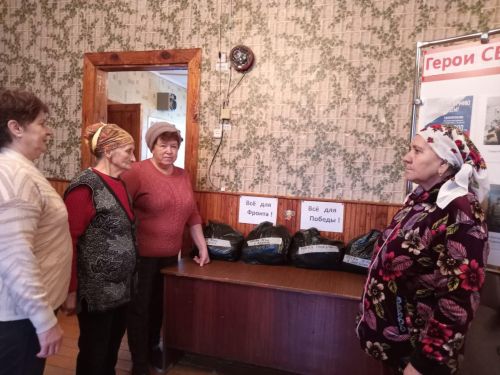 Более 600 пар шерстяных носков бойцам связали  женщины поселка Заречный