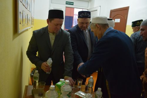 В первый день месяца Рамадан глава Нурлатского района посетил вечер разговения в Степном Озере