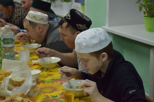 В первый день месяца Рамадан глава Нурлатского района посетил вечер разговения в Степном Озере