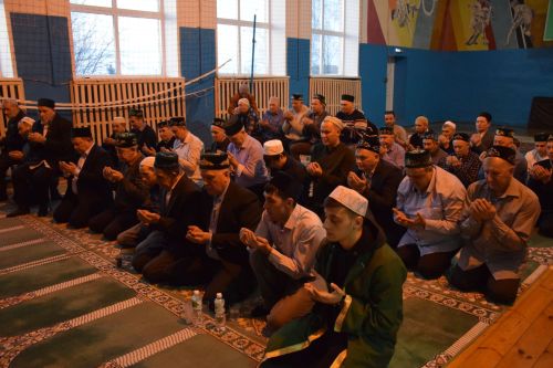 В первый день месяца Рамадан глава Нурлатского района посетил вечер разговения в Степном Озере