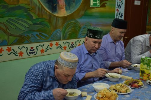 В первый день месяца Рамадан глава Нурлатского района посетил вечер разговения в Степном Озере