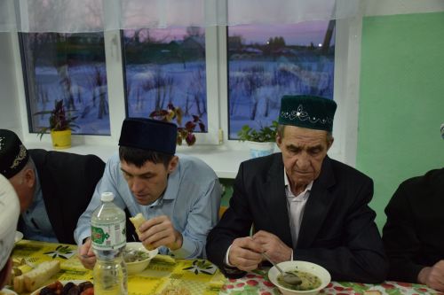 В первый день месяца Рамадан глава Нурлатского района посетил вечер разговения в Степном Озере
