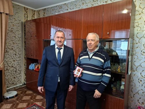 В Нурлате труженикам тыла вручили медали к 80-летию Победы