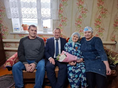 В Нурлате труженикам тыла вручили медали к 80-летию Победы