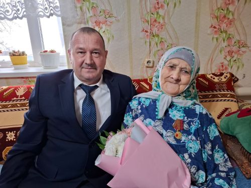 В Нурлате труженикам тыла вручили медали к 80-летию Победы