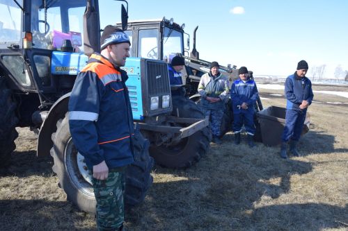 В Нурлатском районе проверили готовность техники к весенне-полевым работам