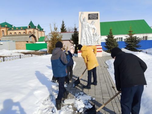 В школе №8 города Нурлат организовали субботник к 80-летию Победы