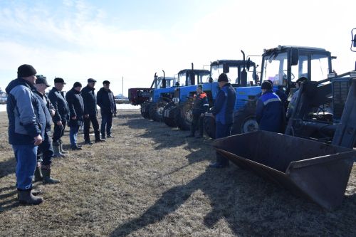 В Нурлатском районе проверили готовность техники к весенне-полевым работам