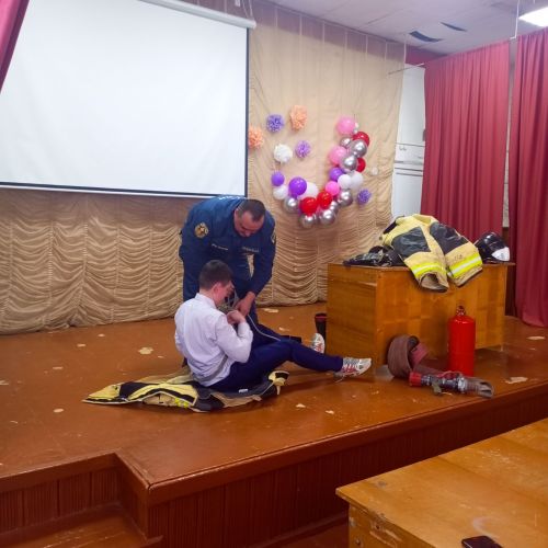 Встреча пожарных с учениками Нурлатской школы №4: правила безопасности и герои профессии