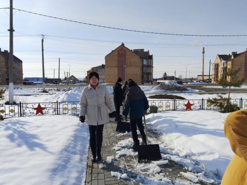 В школе №8 города Нурлат организовали субботник к 80-летию Победы