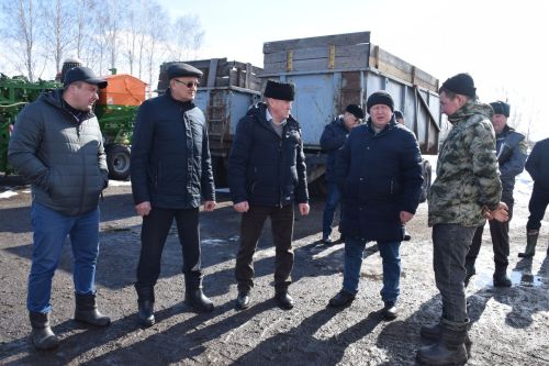 В Нурлатском районе проверили готовность техники к весенне-полевым работам