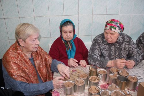 Жители Нурлатского дома-интерната для престарелых и инвалидов под началом коллектива учреждения изготавливают окопные свечи