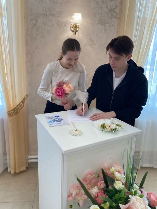 Экскурсия в ЗАГС: школьники узнали о работе отдела и примерили роли жениха и невесты!