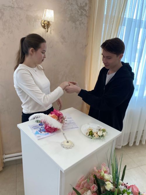 Экскурсия в ЗАГС: школьники узнали о работе отдела и примерили роли жениха и невесты!