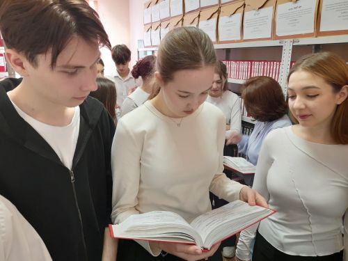 Экскурсия в ЗАГС: школьники узнали о работе отдела и примерили роли жениха и невесты!