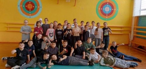Школьники Нурлата отметили Навруз спортивными играми и чаепитием