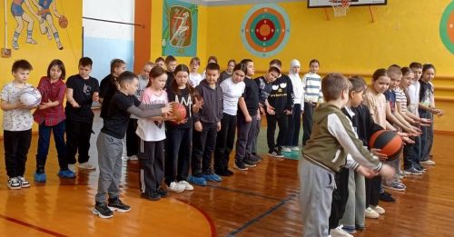 Школьники Нурлата отметили Навруз спортивными играми и чаепитием